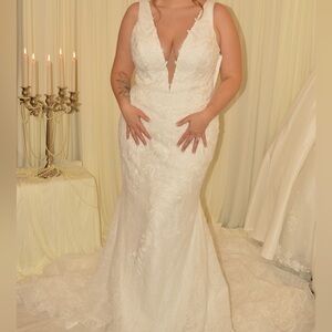Ivory Lace V-Neck Mermaid Wedding Dress